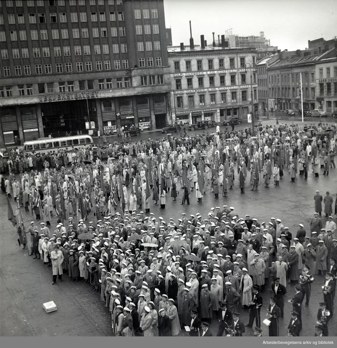 1. mai 1950, demonstrasjonstog og flaggborg på Youngstorget.