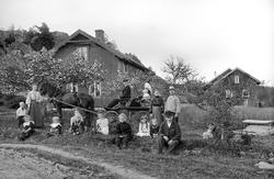 Familien Jørgensen Ødegård,som har besøk av slektninger, Ons