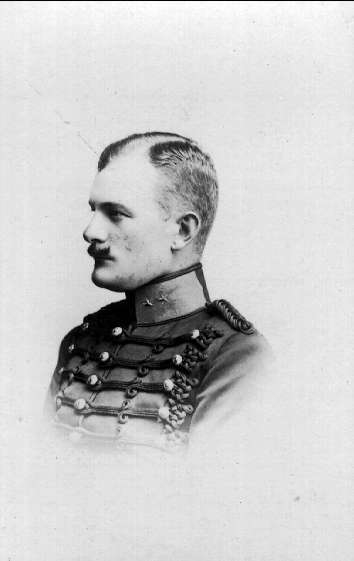 Officer artilleriet, C R V Palmgren född 6 aug 1879, officer 1903.