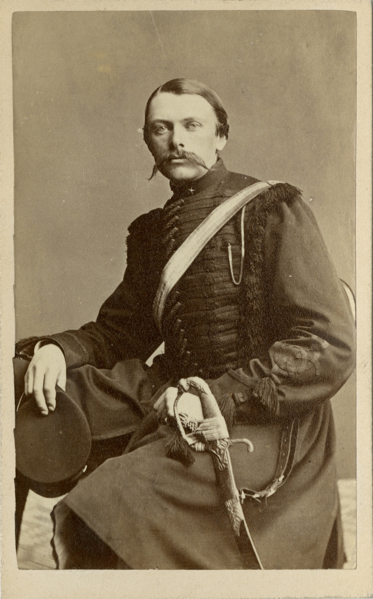 Porträtt av Axel Walter Gabriel Spens, underlöjtnant vid Livregementets dragonkår K 2.

Se även bild AMA.0013872.