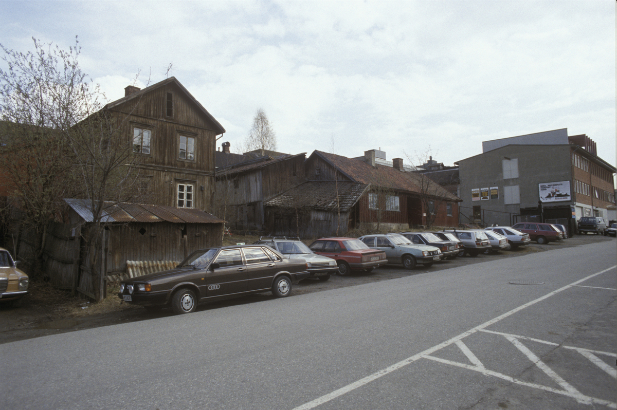 Lillehammer bakgårdsbygninger, parkeringsplass, biler tatt fra Jul Pettersens gate. Bygningen fra venster tilhører Storgata 96, nevnt som Monacohuset etter OL, Storgata 94, Storgata 92 og til høyre Samvirkelagsbygget Storgata 88-86.