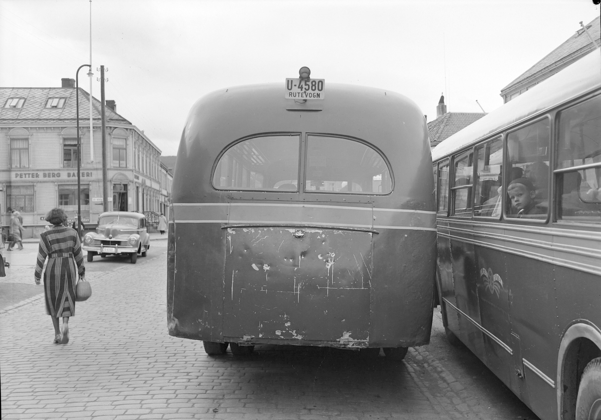 Busser fotografert bakfra i Dronningens gate
