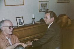 Tusenkunstneren og trekkspilleren W. Nettum til venstre, Gun