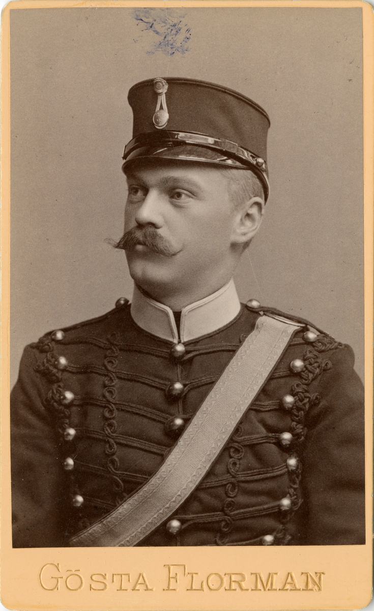 Porträtt av friherre Nils Gustaf Ehrensvärd, officer vid Wendes artilleriregemente A 3.

Se även bild AMA.0007193 och AMA.0009485.