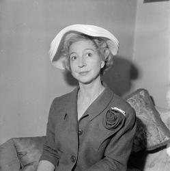 Wenche Foss med stor hatt.