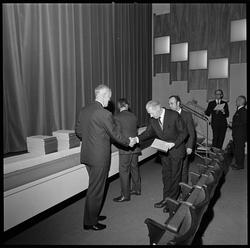 Utdeling av Norges Vel's medalje i Herøyahuset. N. Kittilsen