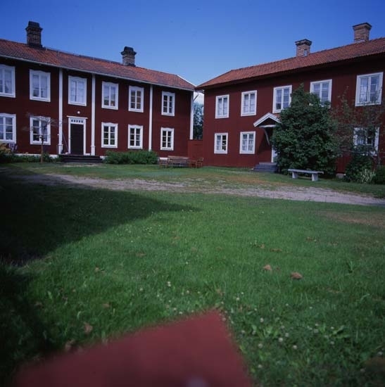 Världsarvsgården Gästgivars gårdstun 1997. I herrstugan till höger finns Jonas Wallströms schablonmåleri vilket fungerat som förlaga till Gästgivartapeten som började tryckas på 1960-talet.