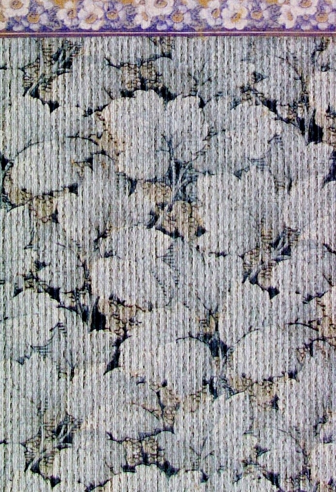 Ett tätt ytfyllande delvis sgrafferat blommönster i flera ljusblå nyanser. Textilimiterande.





Tillägg historik:
Tapet upphittad på vinden i föräldrarhem från ca 1890.