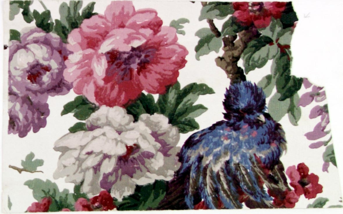 Ytftyllande blommönster dekorerat med fåglar i flera klara färger på en vit bakgrund.