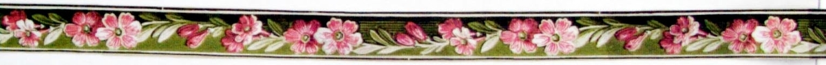 En slingrande blomranka i vitt och laxrosa på en gulgrön/olivgrön bakgrund.