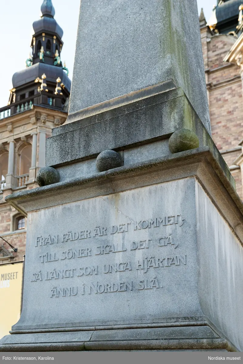 Obeliskernas texter, utanför Nordiska museet