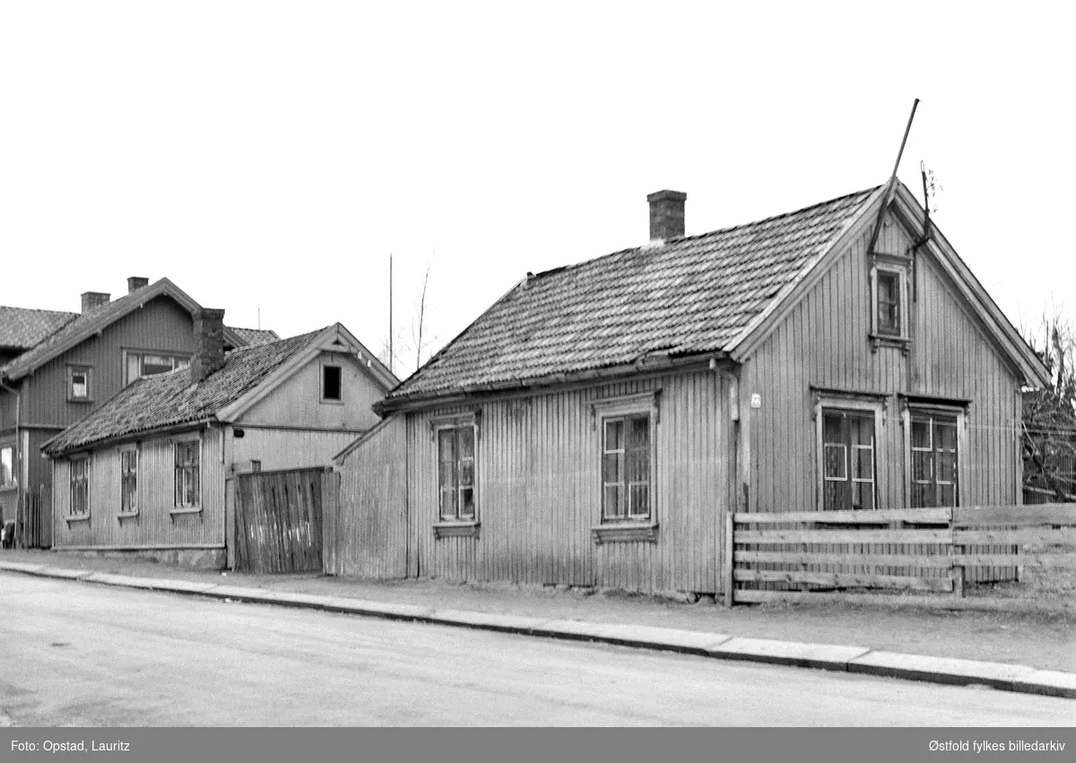 St. Marie gate 22 i Sarpsborg, april 1950. Både anleggsarbeider og lensearbeider har bodd i huset.
Husene på eiendommen ble revet i 1957.
På fotokort oppgitt til å være Voldgata på hjørnet av St. Marie gate,