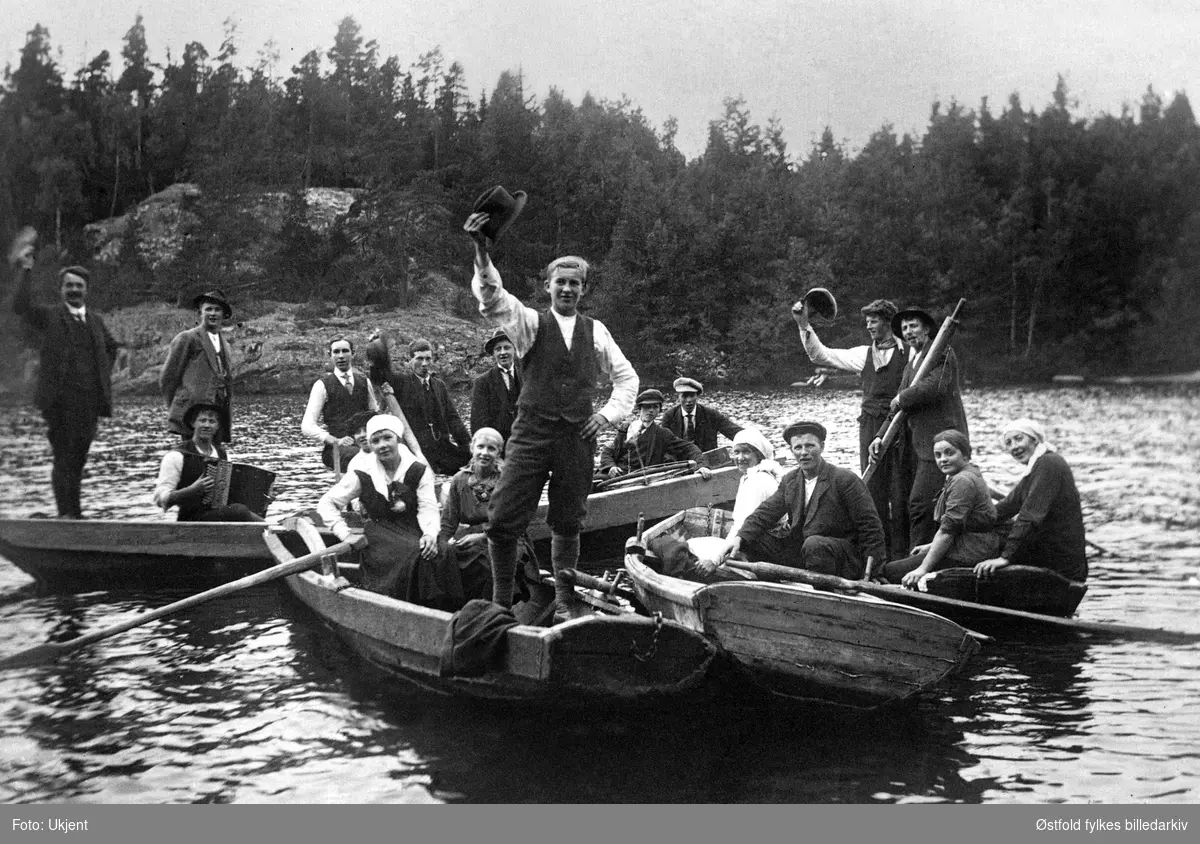 Båttur med eker og St. Hansfeiring på Løvøya, Aspern i Aremark før 1921. Håkon Holm, ekspeditør på Aremark Meieri er avbildet.