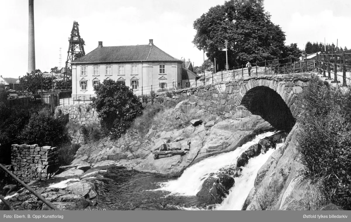 Konvensjonsgården med den gamle steinbrua. Bildet er tatt 1900-1910.