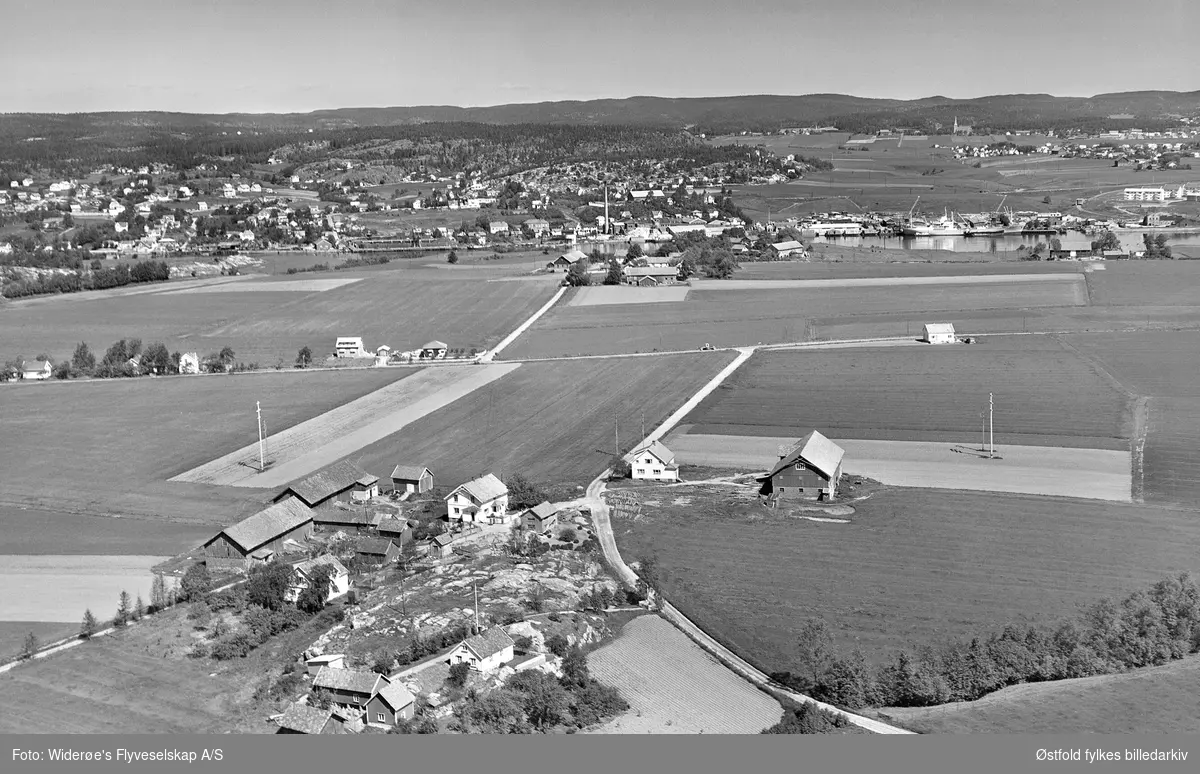 Gården Veberg, i Borge, bildet tatt nordover. Gården til høyre er Veberg østre,  Flyfoto 23. juni 1956.