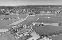 Gården Veberg, i Borge, bildet tatt nordover. Gården til høy