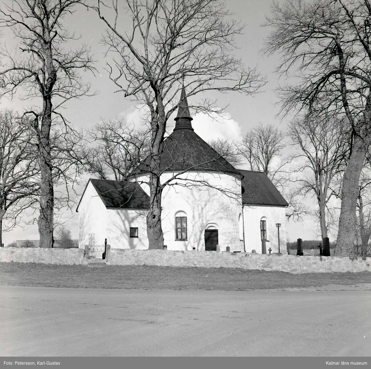 Voxtorps kyrka, en av Sveriges åtta rundkyrkor.