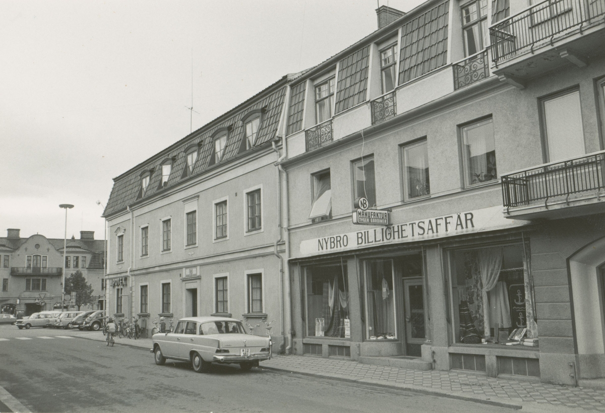 Motiv från Fabriksgatan i Nybro där bland annat apoteket låg på 1970-talet.