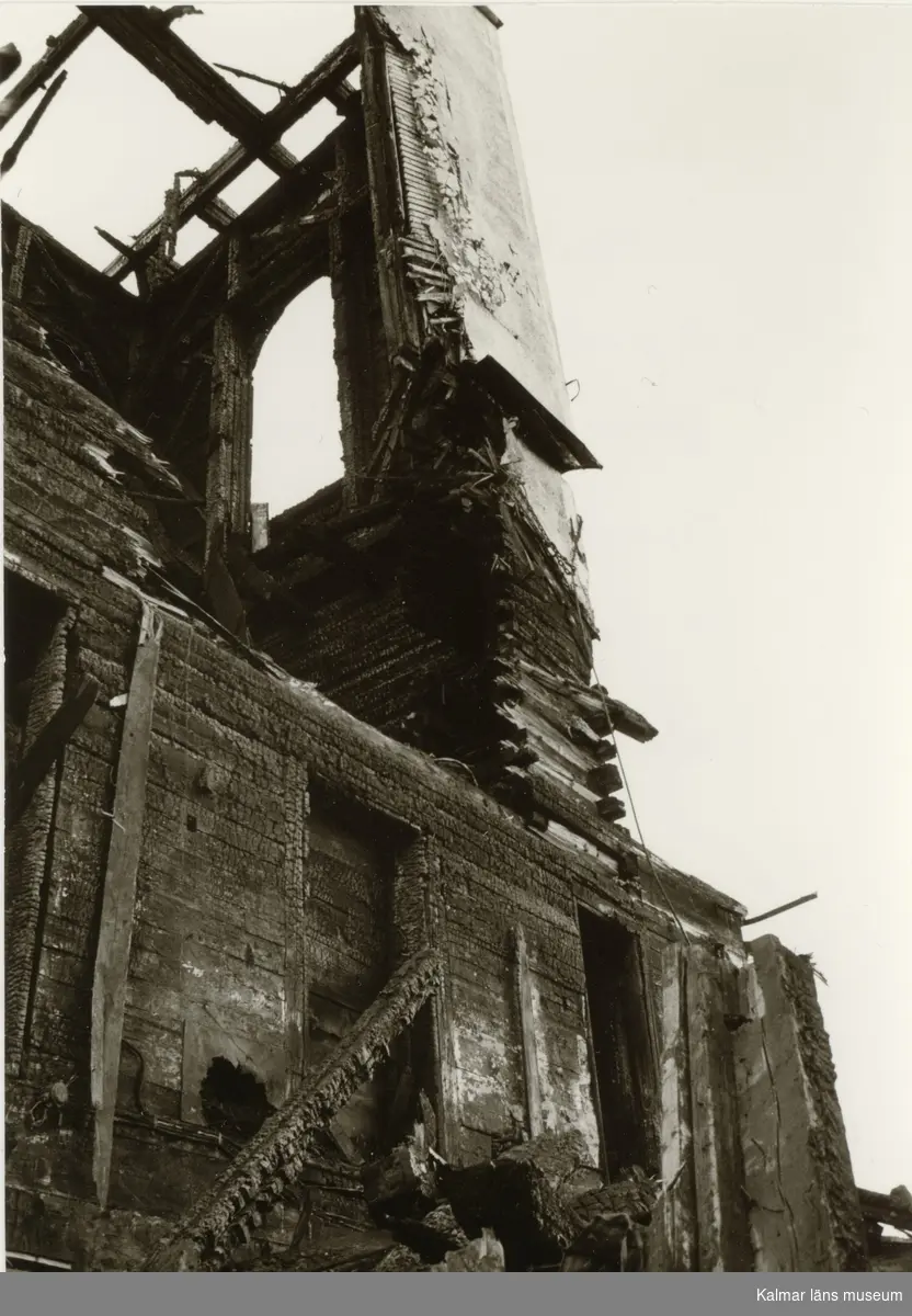 Hälleberga kyrka: Brandorsaken var ett elfel. Branden var 1976-10-18.
Tornet under rivning. Östra sidan.