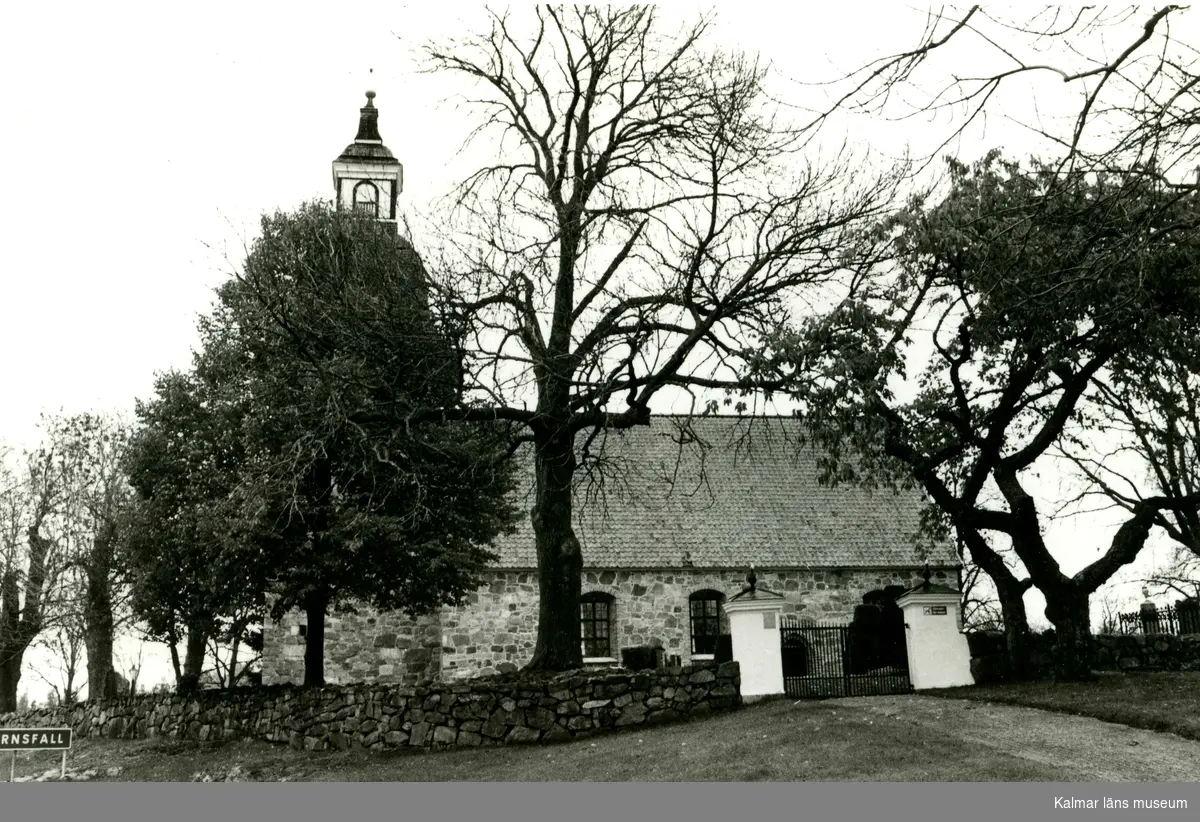 Kyrkan är den äldsta kyrkan i Kalmar län norr om Kalmar. Tornet uppfördes på 1100-talet och kyrkohuset under 1200-talet. På 1600-1700 talet var kyrkan vitrappad både på in och utsidan.Tornets översta del har reparerats flera gånger men på 1780-talet var den så förfallen så en nybyggnad av tornet var nödvändig.Då fick den sitt nuvarande utseende  med ett gyllene kors och en gyllene kula.Taket var från början täckt av spån och blev belagt av tegel första gången på 1950-talet. Den senaste renoveringen blev mycket omfattande då man även renoverade inne i kyrksalen. Renoveringen var färdig 1991.



http://www.tornsfalls.se/empty_16.html