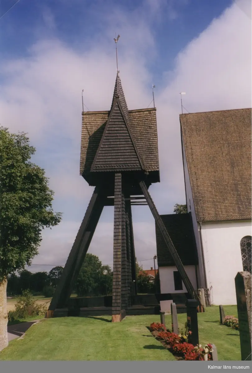 Klockstapeln vid Mortorps kyrka.