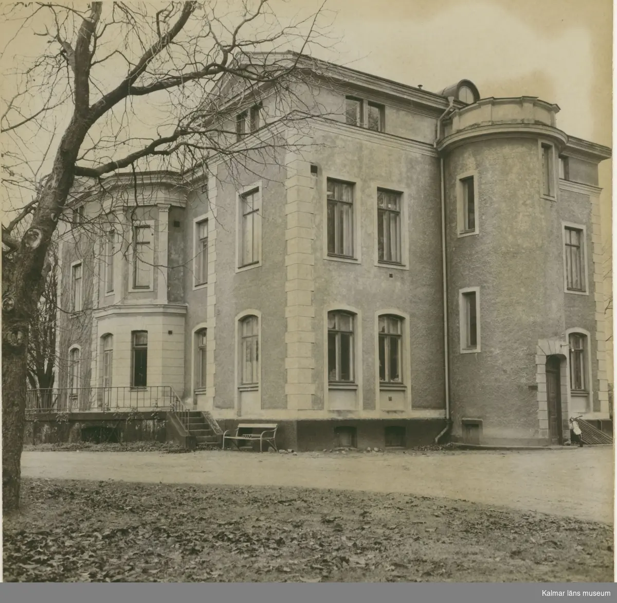 Villa Skansen.  Den som lät bygga villan 1883 var handlaren och v. konsuln John Oskar Roosval. Arkitekten John Wilhelm Löfmark har ritat villan.