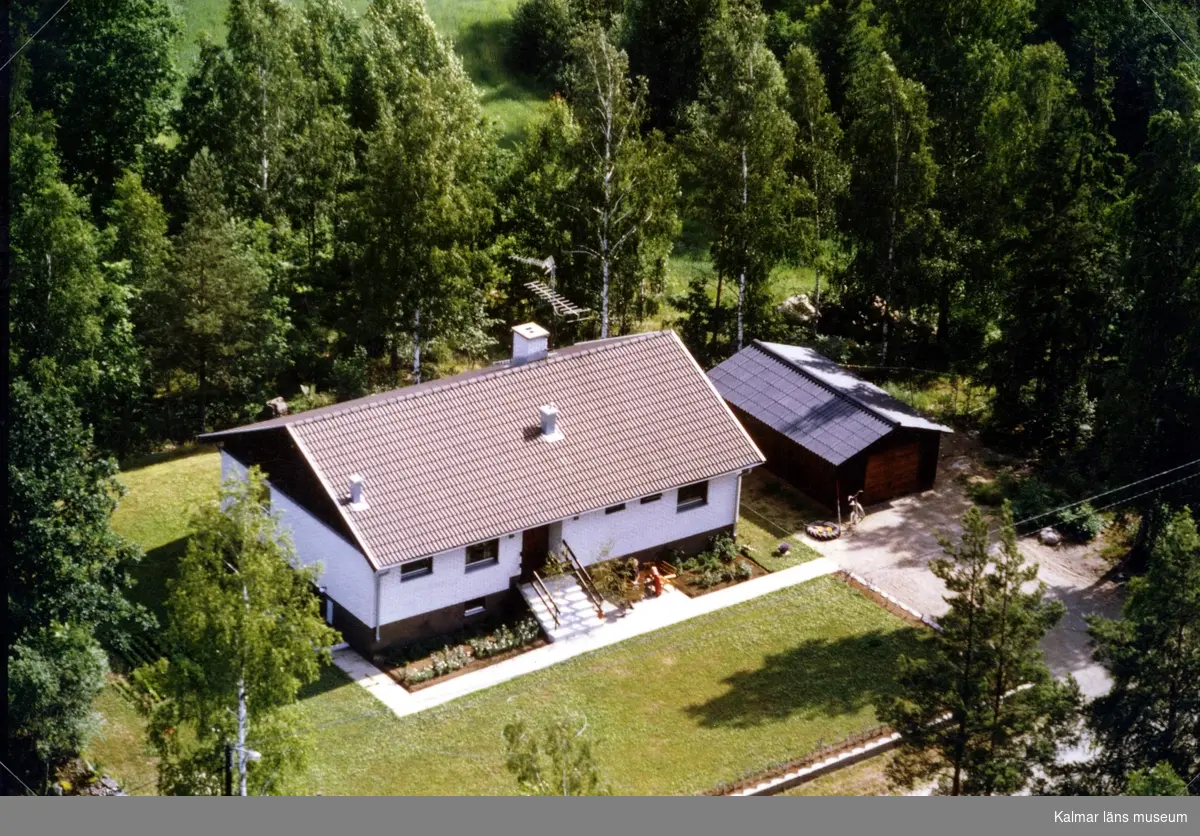 En villa med trädgård och uthus, i Döderhult.
