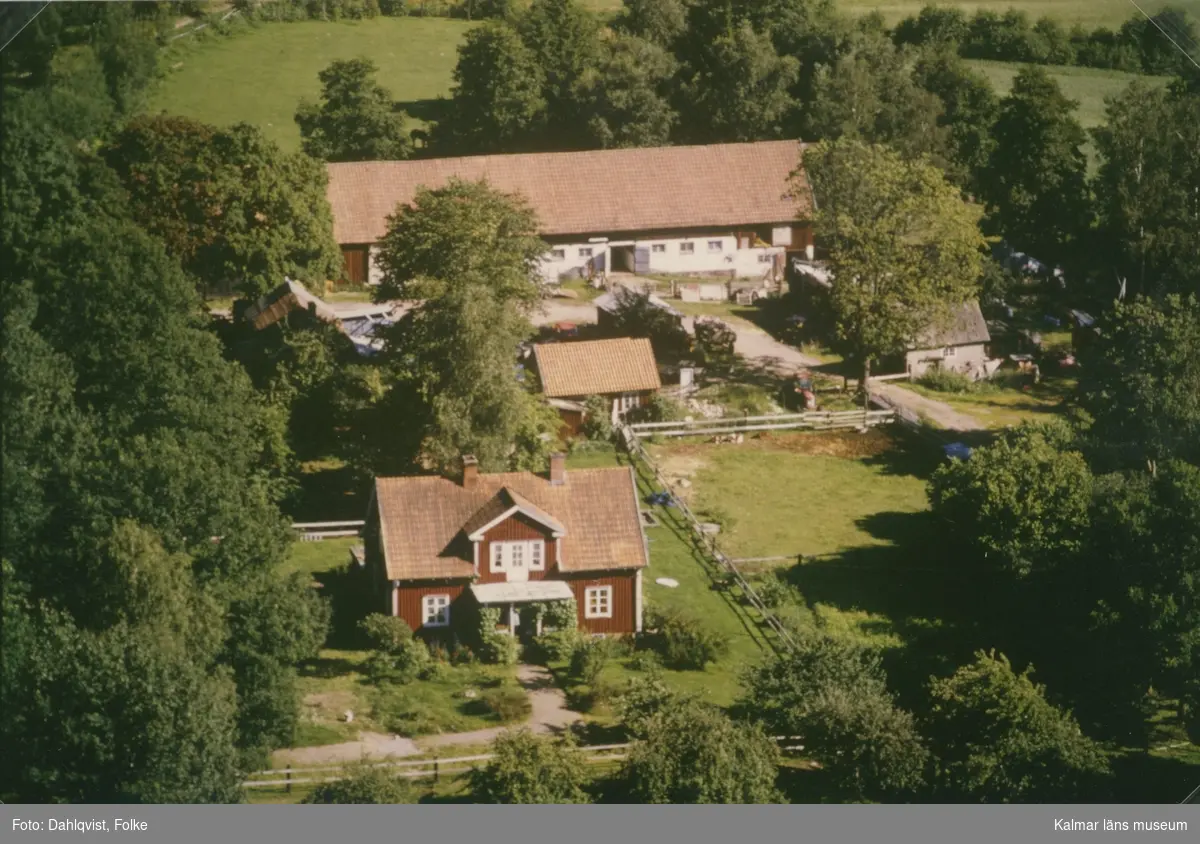 Mangårdsbyggnad och ladugård i Sankt Sigfrids socken.