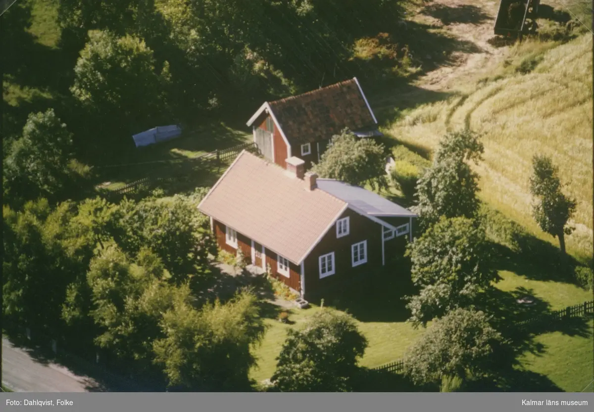 Bostadshus vid åkermark i Sankt Sigfrids socken.
