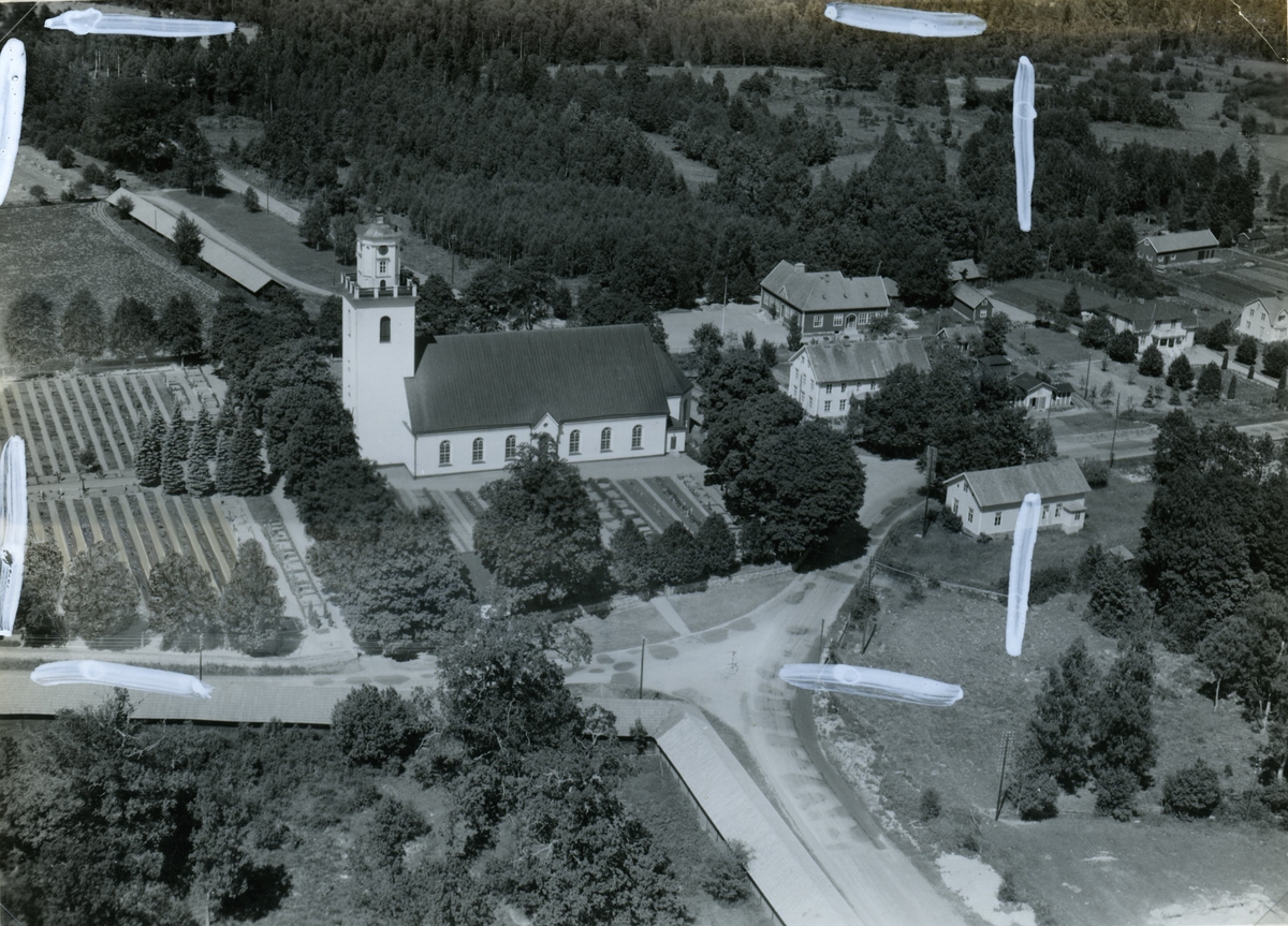 Flygfoto över Madesjö kyrka.