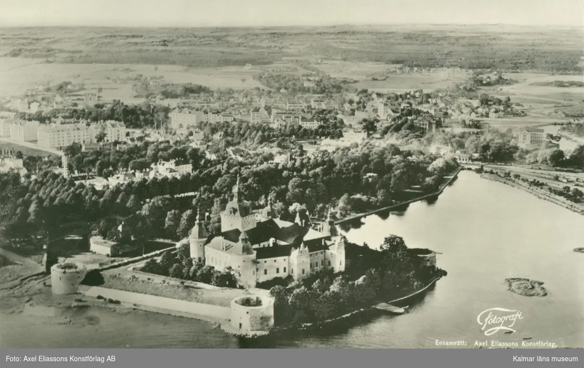 Flygfoto, utsikt över gamla staden och slottet i kalmar.