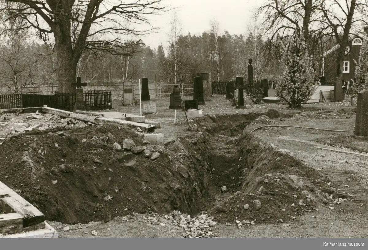 Hälleberga kyrka: Arkeologisk utgrävning efter branden 1976-10-18.
Schakt för VA översiktsbild mot söder.