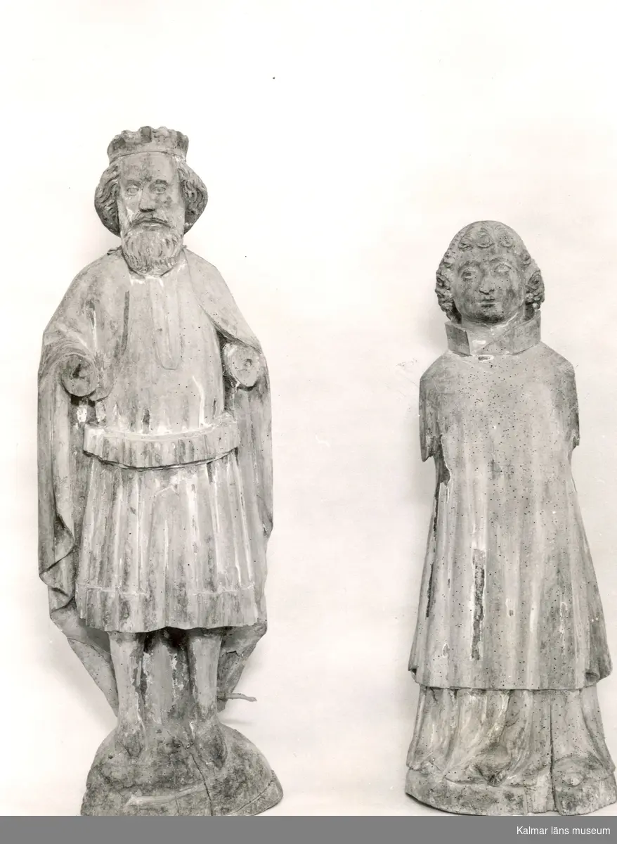 Skulpturer i Voxtorps kyrka.  Skulpturen till vänster föreställer troligen Olav II, den Helige (Sankt Olof).