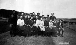 Lærer Jonsmoen med skoleklasse Strømmen skole