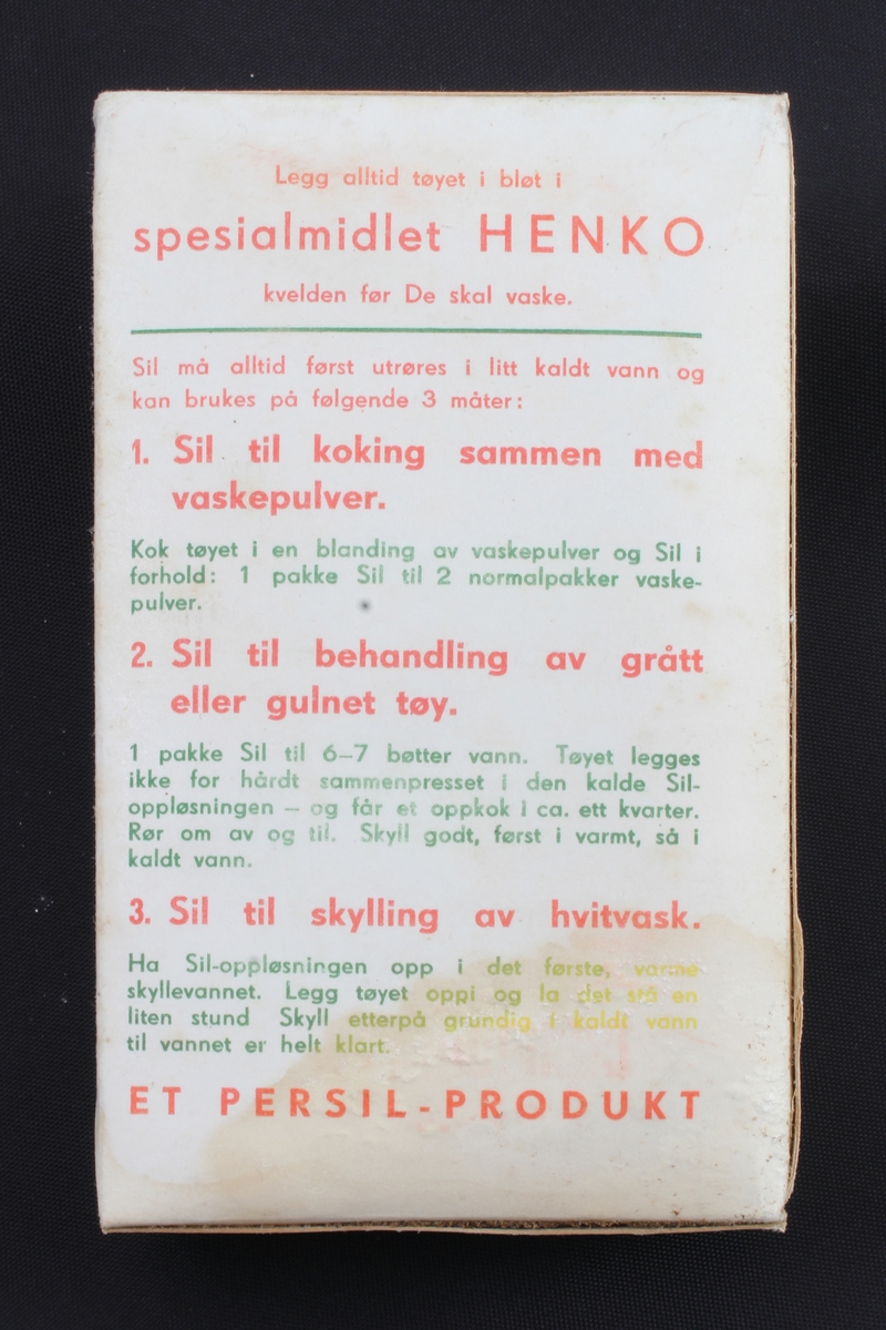 En stykk boks med såpe/vaskemiddel. Av typen " SIL - spesialmiddel for bleking og skylling - uten klor" fra Persil-fabrikken AS Oslo/Moss.
