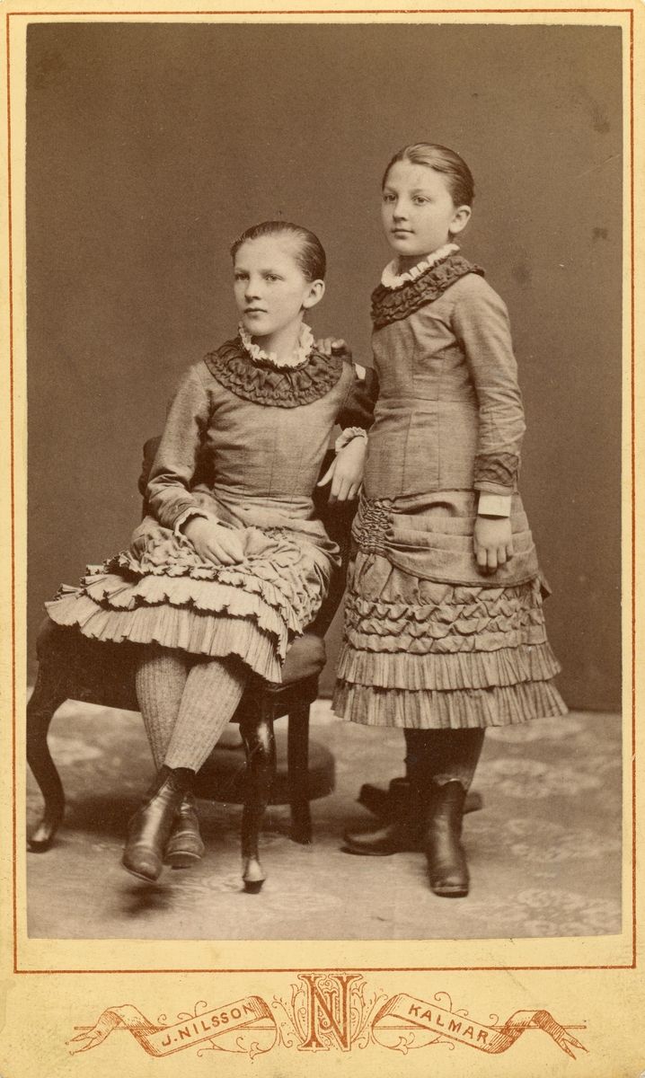 Systrarna Hilda och Kjerstin Sabelström. (Hilda den sittande på båda korten.
Familjen Sabelström var bosatt först Herrstorp, Mönsterås senare Glabo, Döderhult. Alla barnen föddes i Mönsterås.