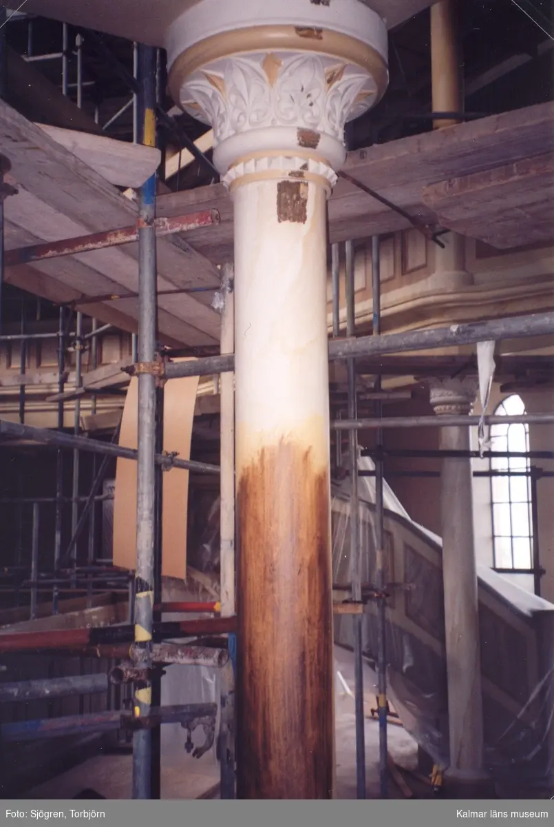 Restaurering av kolonn i Gladhammar kyrka.