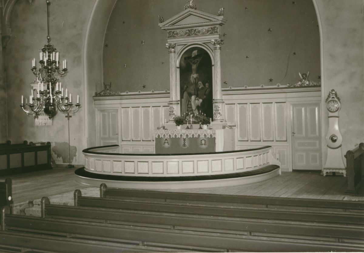 Interiör från långhuset i Hannäs kyrka före restaurering. Altartavlan är målad av prosten Gustaf Lundqvist från S:t Anna.