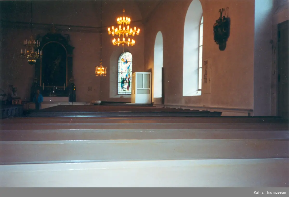 Interiör från långhuset i Kristdala kyrka.