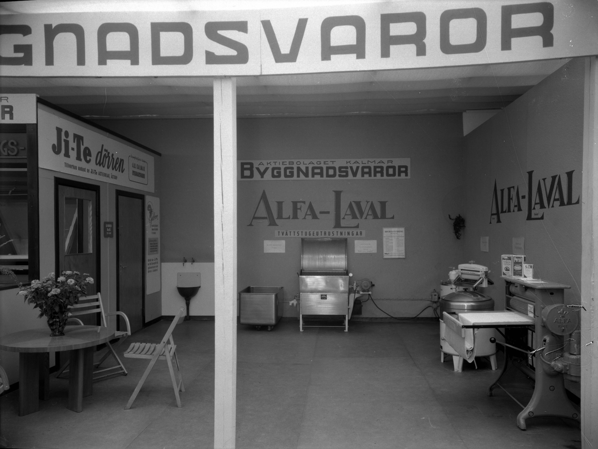 Text på skärmarna: "Ji-Te-dörren, Aktiebolaget Kalmar Byggnadsvaror, Alfa Laval"
Aktiebolaget Kalmar Byggnadsvaror.
Industriutställningen på Rävspelet 1947.