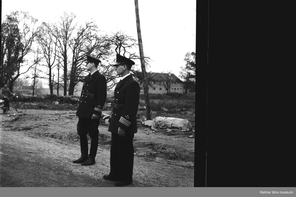 Två officerare vid Kalmar flygflottilj F12 under beredskapen.