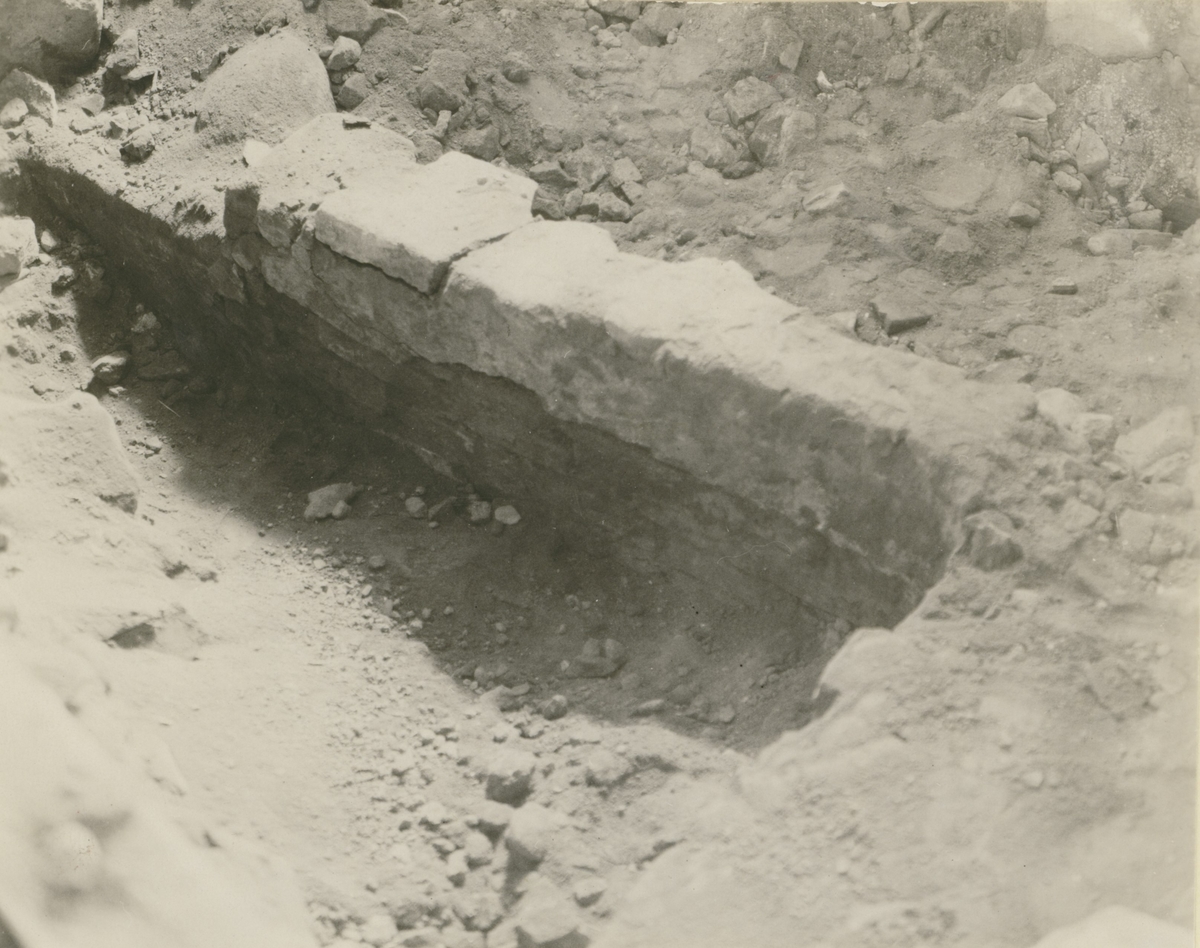 Arkeologisk utgrävning av muren i Ljungby kyrka 1928.