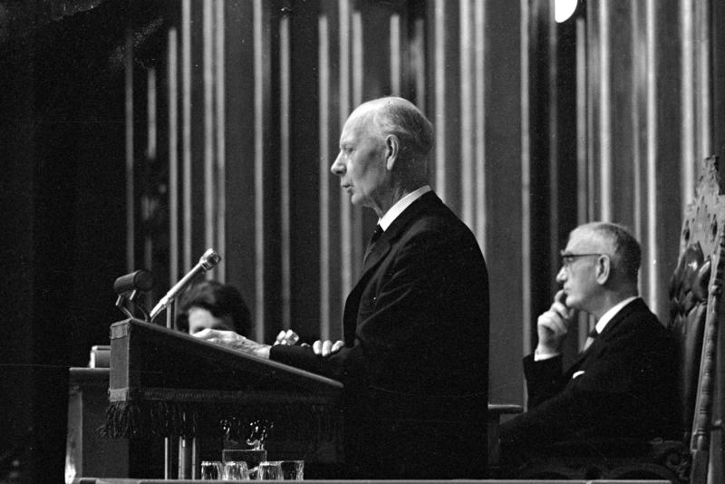 Einar Gerhardsen på talerstolen under trontaledebatten. Fotografert oktober 1965. (Foto/Photo)