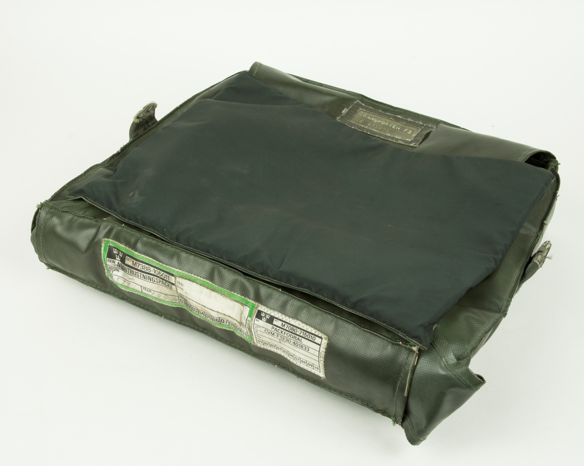 Packfodral av grön galon till nödutrustningspacke Typ 105 A (M7388-105011). För fpl 32, Sk16, Sk 50 mfl. Fodralet tomt.