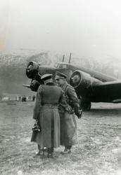 ROGNAN 1942-1945. TYSKE FLYOFFISERER VED SIDEN AV FLY PÅ FLY