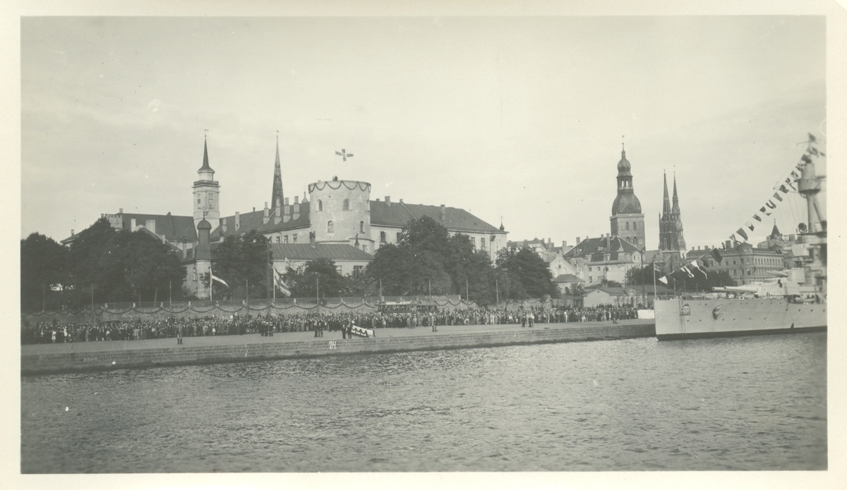 Fören på pansarskeppet DROTTNING VICTORIA skymtar till h under kung Gustaf V:s statsbesök i Riga i slutet av juni 1929. Se även Fo229167 och Fo229417A från samma tillfälle.