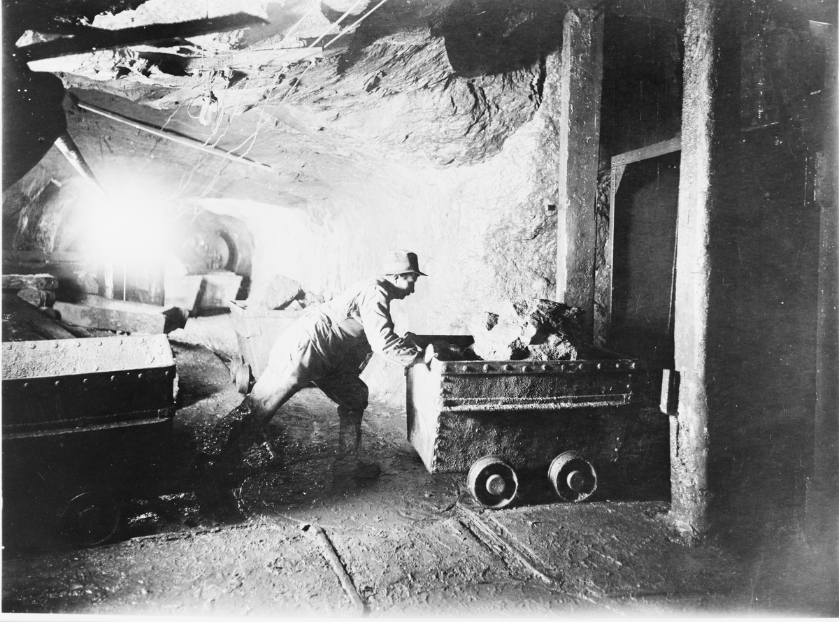 Uppfordringsschakt på 6:e etagen 360 m under jord vid Dalkarlsberg. Bilden inkom 1927. >>