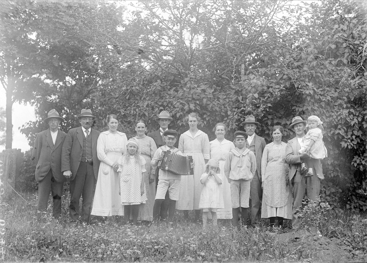 Familjen Rollin och deras Stockholmsfrämmande i trädgården, Sävasta, Altuna socken, Uppland 1920