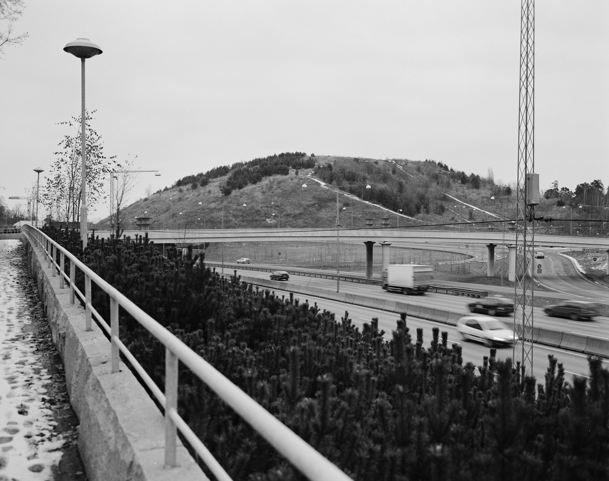 Landskapskulle vid E4:an, Haga Norra, byggd på material från rivningen av Klara kvarteren i Stockholm.