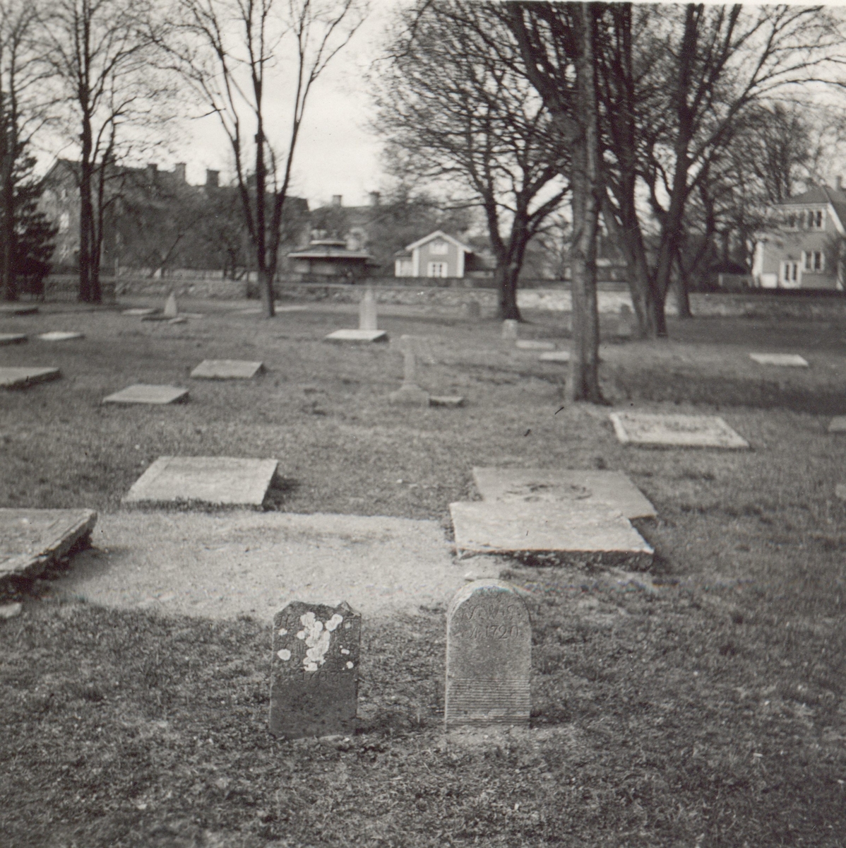 Gamla kyrkogården med gravhällar.